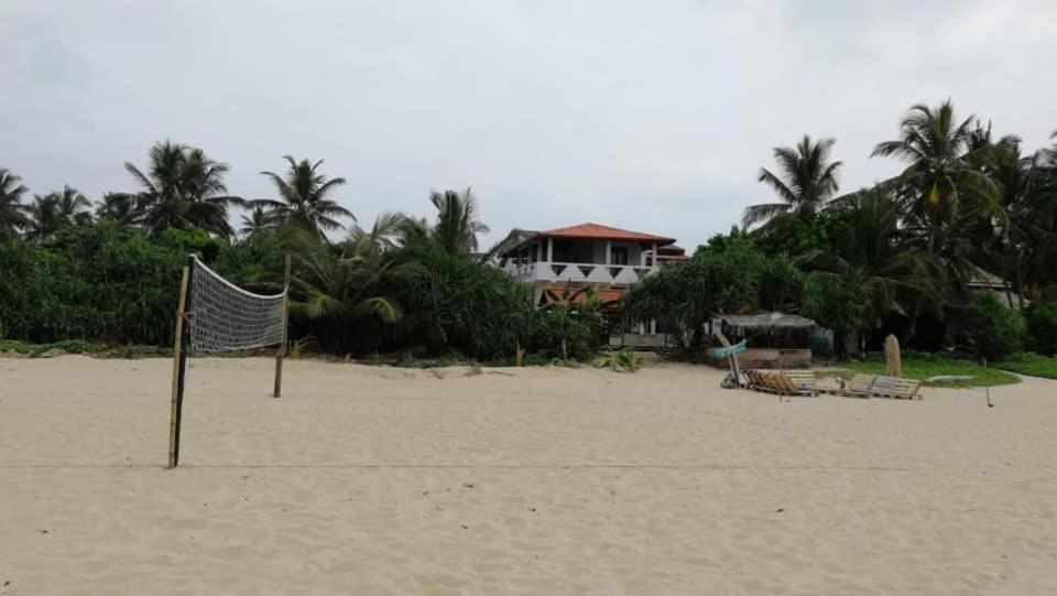 Sea Crest Beach Villa Ambalangoda  Buitenkant foto